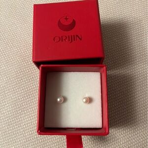 Pearl Stud Earrings - Elegant White